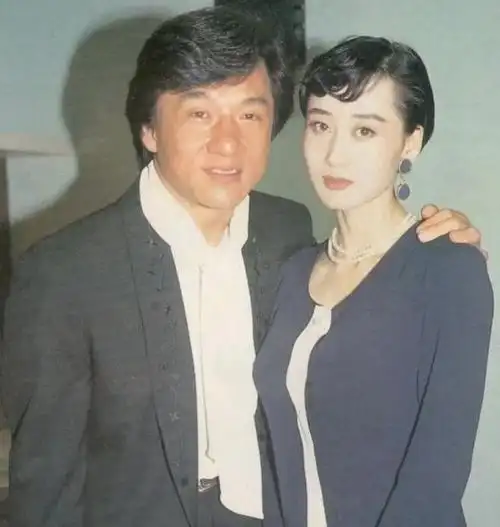 50位女星和成龙的合影曝光每一张经典又珍贵男帅女美都太惹眼