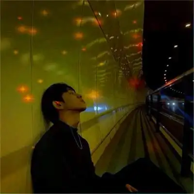 很孤独的头像男生