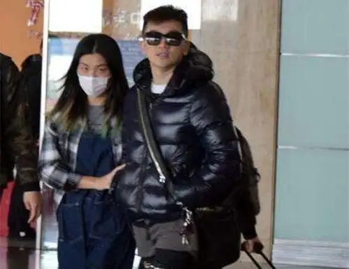 苏有朋与助理amy低调出行