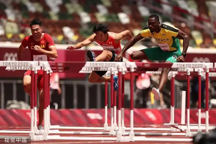 在东京奥林匹克体育场进行的奥运会田径比赛,结束了男子110米栏半决赛