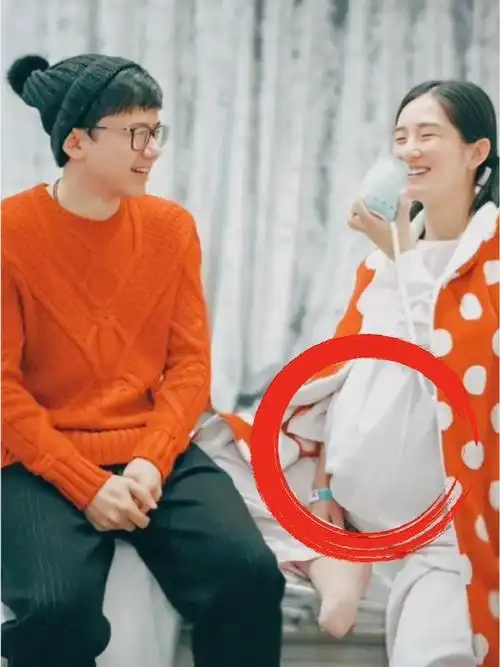 尤其是孕晚期,而且谢娜还是双胞胎,肚子特别大,行动估计都很难