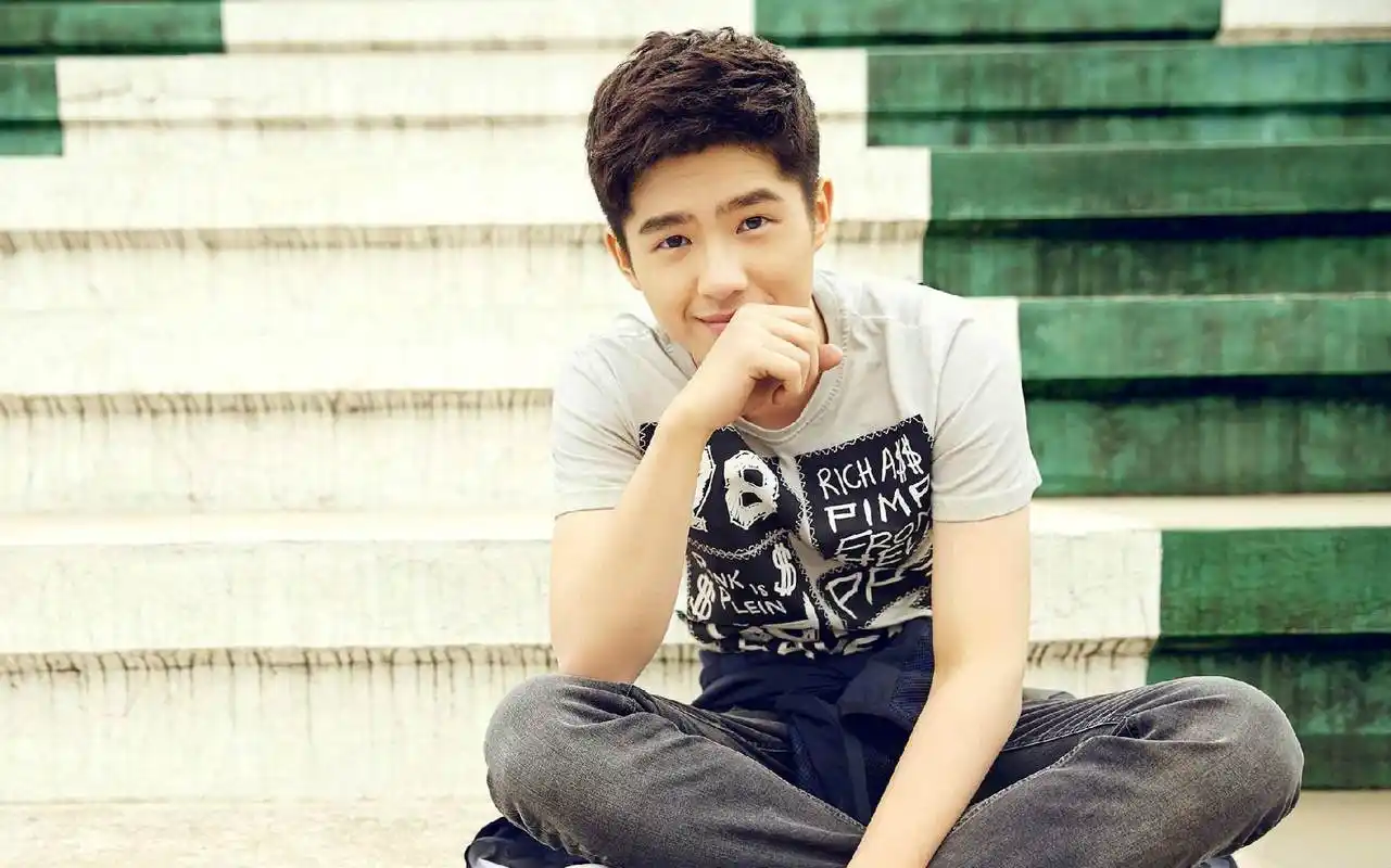 刘昊然军训照,穿军装依旧不改帅气的一面,笑容温暖