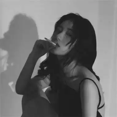 头像女黑白伤感真人图片(共22张)-非主流之家