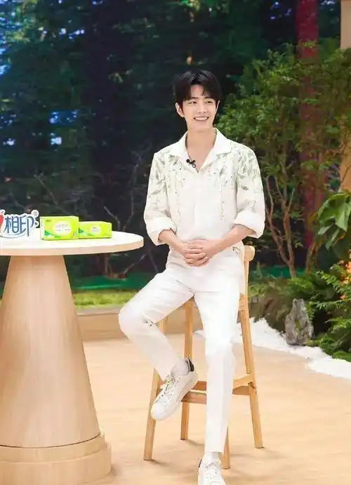 31娱乐:肖战赵丽颖龚俊张艺兴檀健次鹿晗黄景瑜李沁张新成何与_小时候