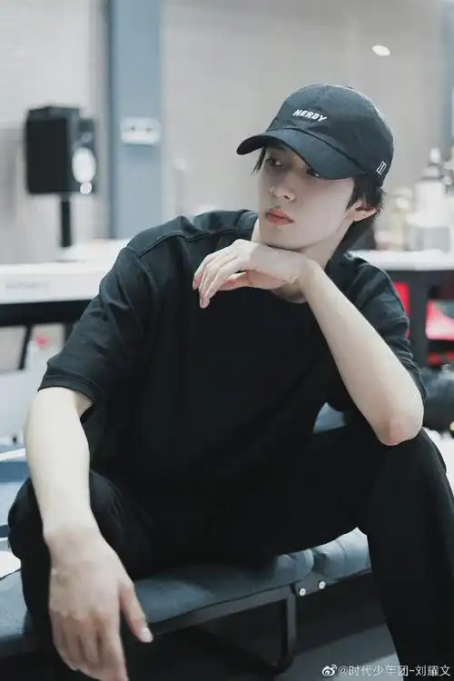 刘耀文棒球帽四宫格随拍#救命这个腿长是真实存在的嘛!