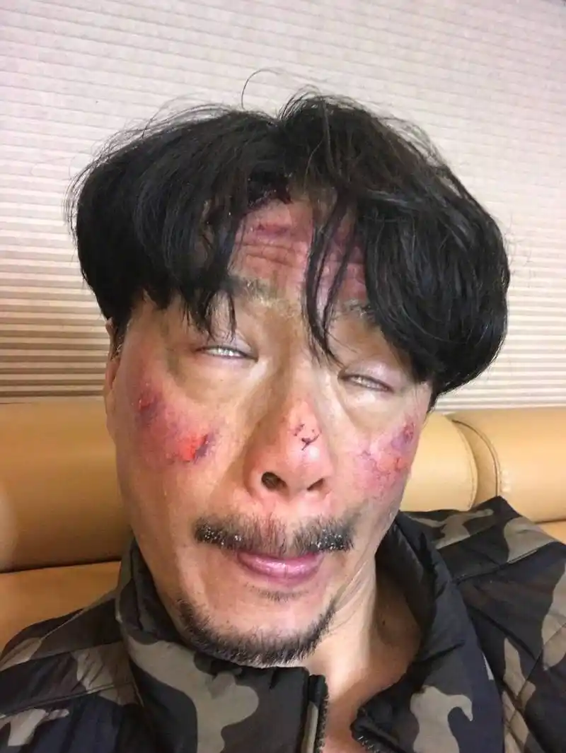 段奕宏晒恶搞妆容照,做鬼脸表情包让人捧腹大笑