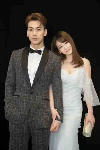 戴向宇携妻恩爱亮相国剧盛典格纹西装酷帅有型