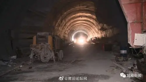 该项目部党工委书记游汉桂表示,灵华线羊角寨隧道主体工程去年年底