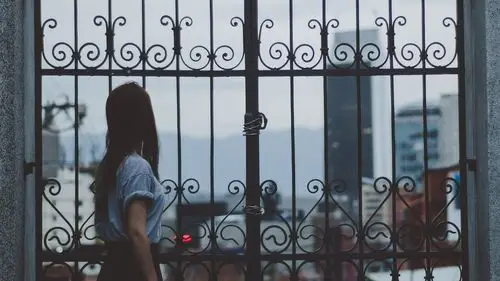 女孩望出门 壁纸