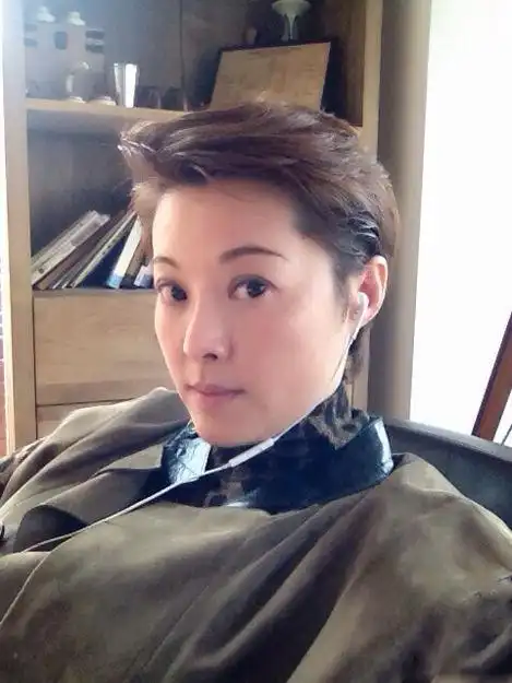 42岁袁立机场素颜拍照脸型圆润略显发福