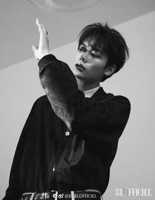 看不厌的林彦俊小橘的黑西装真的太鲨@林彦俊