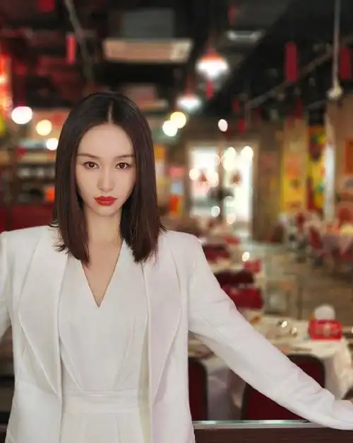 王子文晒氛围感美照妆容精致气场全开