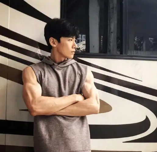 白敬亭为新戏暴虐增肌34斤,从小鲜肉变身成肌肉男_训练_角色_健身