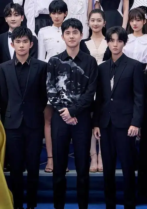 易烊千玺身高对比来了,与吴京同台一目了然,脚上还穿增高马丁靴