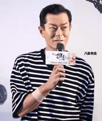 也许有人会觉得,上面这张照片是有人想黑古天乐,才会故意挑他说话时