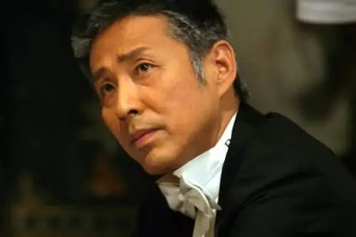 65岁陈道明白发苍苍打高尔夫给千元小费被指要求高脏话多