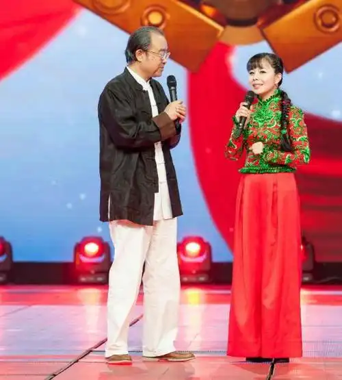 被35岁王二妮美到穿灰色连衣裙配白衬衫看不出她的真实年龄