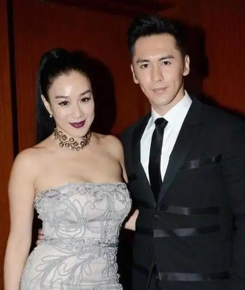 钟丽缇和张伦硕亮相活动穿一袭灰色抹胸礼服裙展现优雅气质范