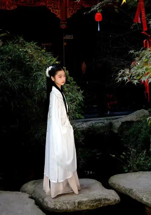汉口里的古装小女孩