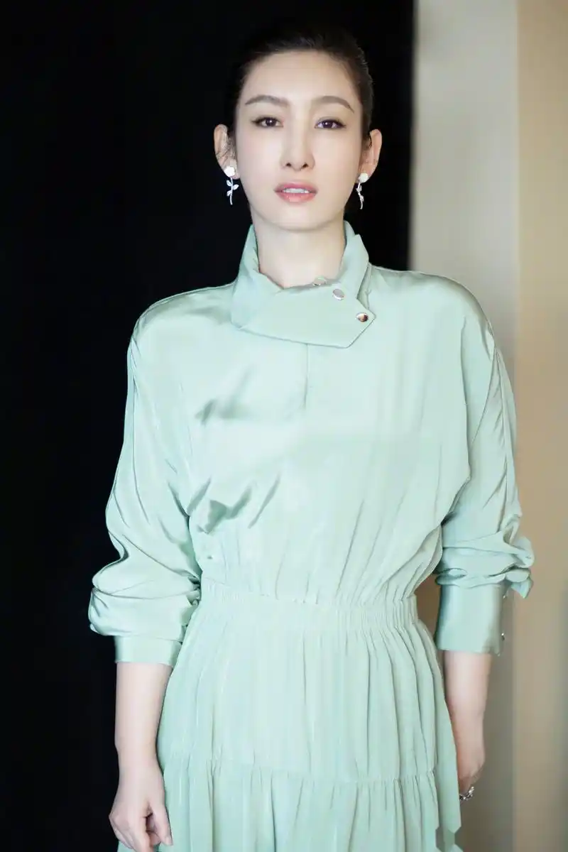 秦海璐的最新造型很有秋意的韵味,高马尾发型简洁干练,真丝材质长裙