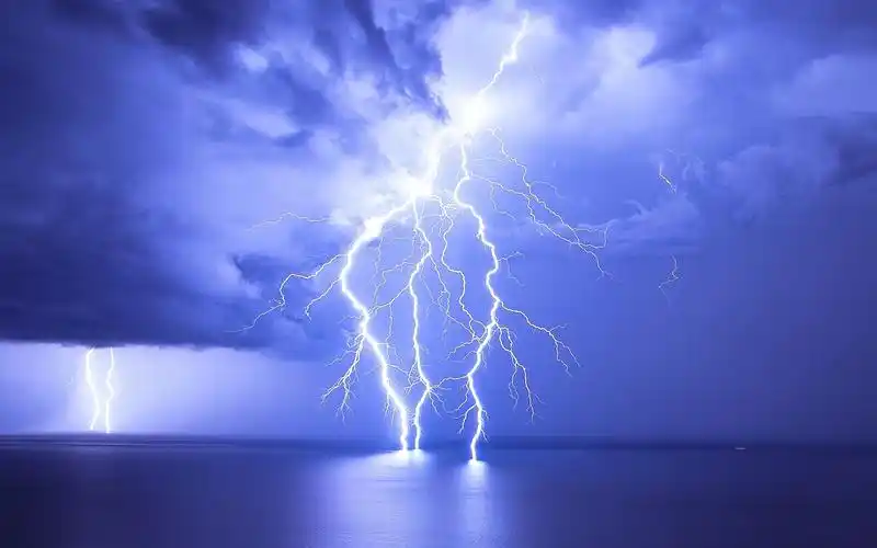 唯美自然风光闪电电脑桌面壁纸