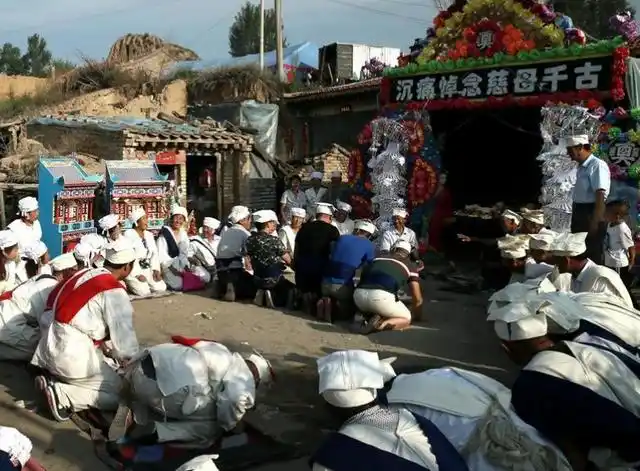 农村举办丧事,出殡时为何要摔瓦盆,学者:谁摔还有讲究