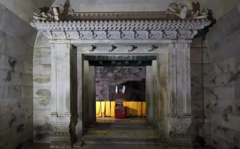 慈禧墓被炸开孙殿英派出士兵前去探路不料墓穴内矗立着一扇门