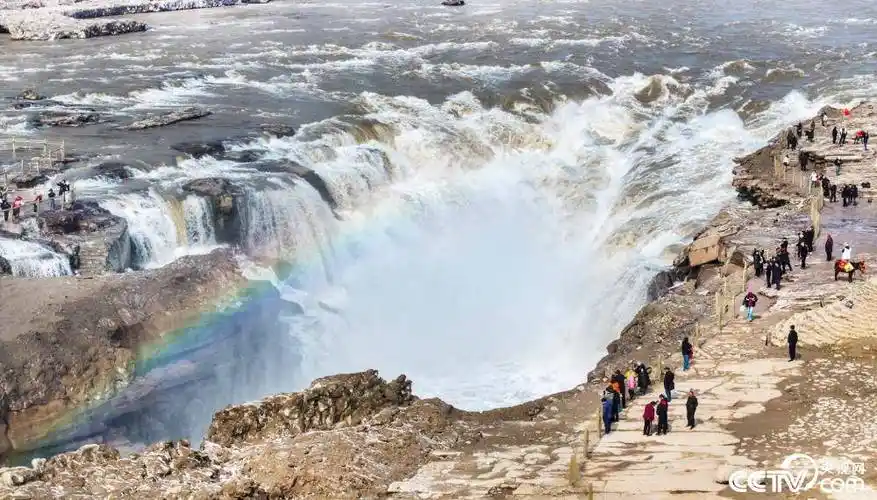陕西延安壶口瀑布气势磅礴水流汹涌澎湃