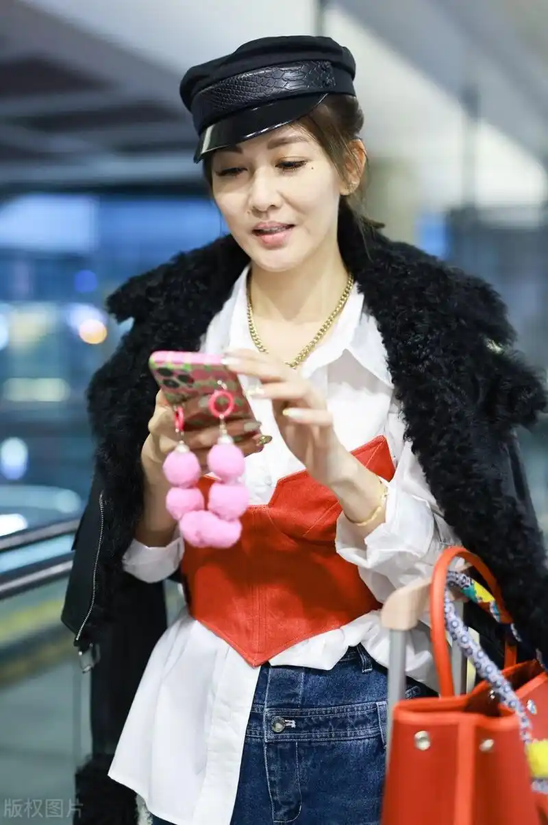 李彩桦机场街拍,皮毛一体夹克搭配白衬衫,穿破洞牛仔裤时尚个性!