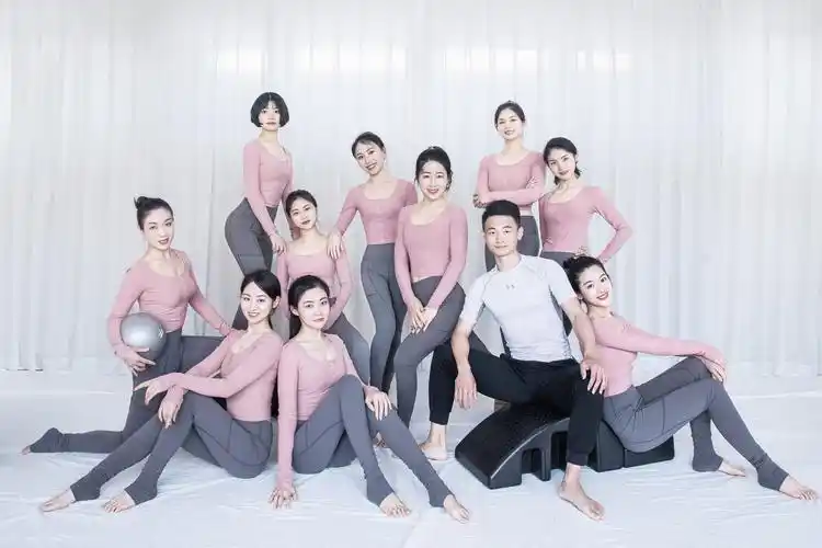 给瑜伽老师拍的团体照