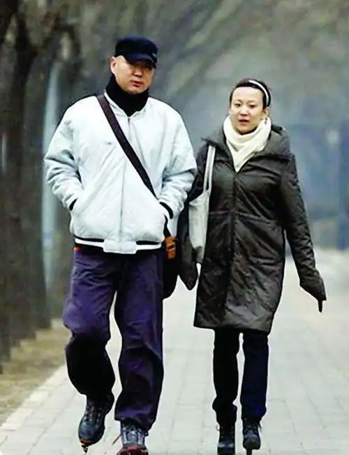 隐婚高人52岁郭冬临小22岁娇妻曝光拼命捞金宠老婆