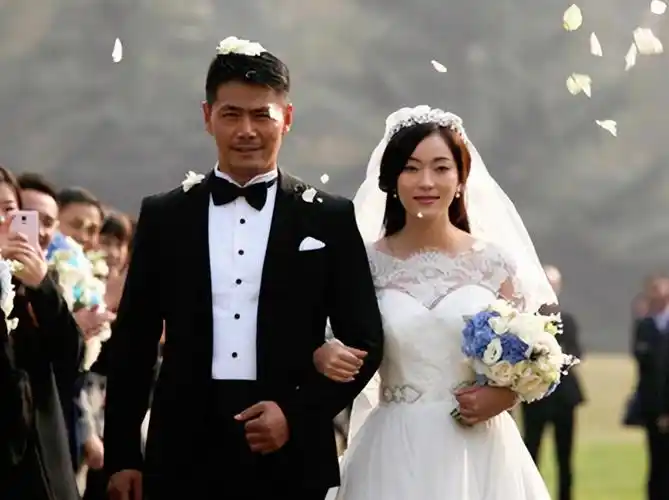 回顾演员邵兵和小12岁张培结婚四口之家活成了让人羡慕的样子