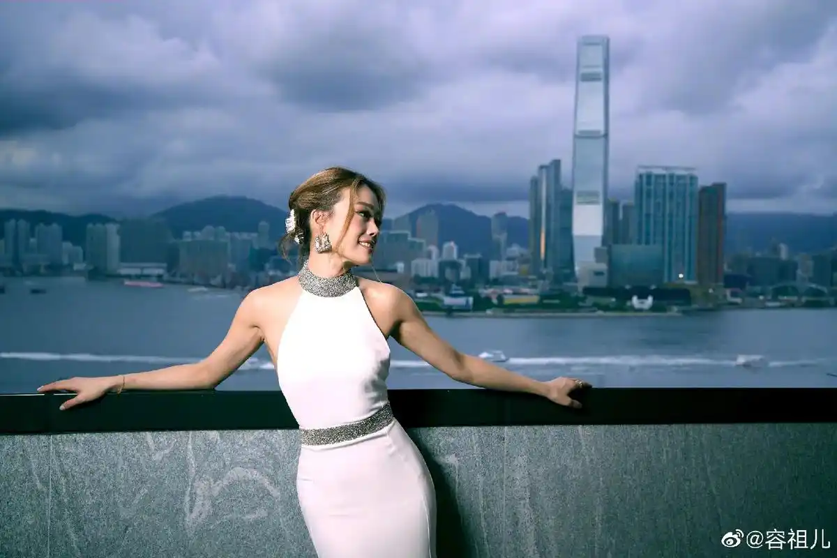 港风 #容祖儿 这组照片很有天后的感觉 #热门@dou 小 - 抖音