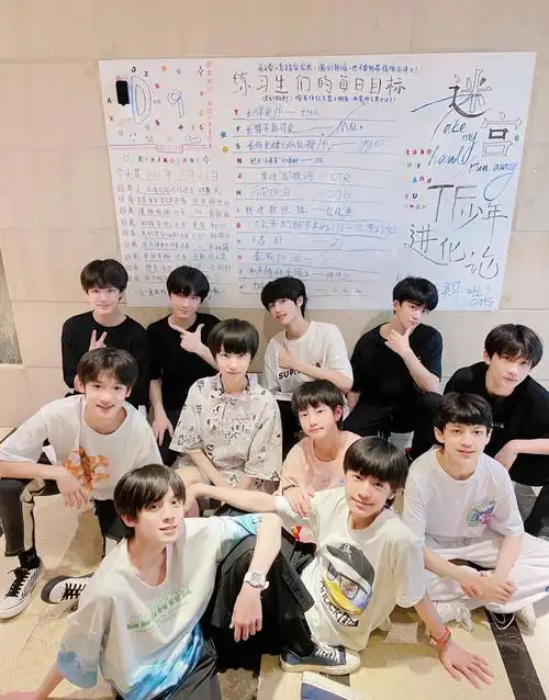 tf家族新生三个女生(tf家族新生三个女生 女装)