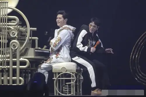 周杰伦萧敬腾舞台首合体 拿篮球pk