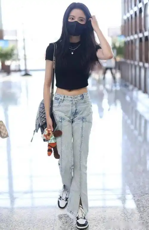 街拍孙珍妮黑色t恤开衩牛仔裤性感清爽