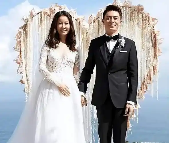 林心如霍建华参加聚会,夫妻恩爱十足,网友祝福无限!