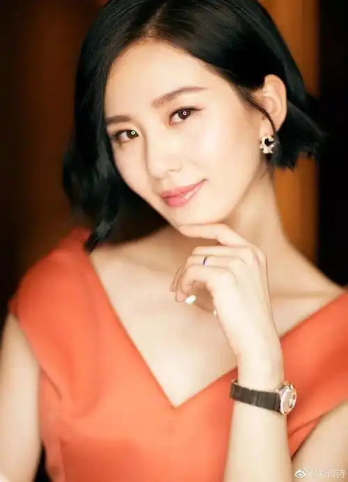 菱形脸的最佳穿衣风格是什么?为何刘诗诗显得高级,刘雯显得大气