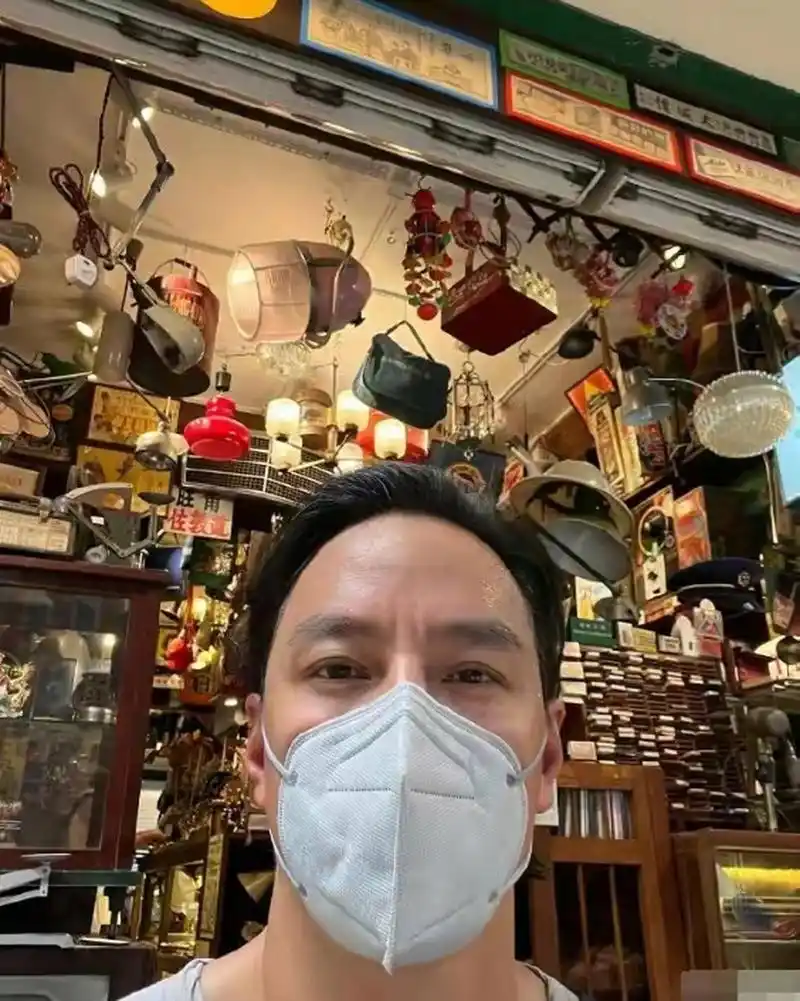 表示迫不及待想回来拍电影   20日,吴彦祖晒出一组搞怪自拍,在配文中