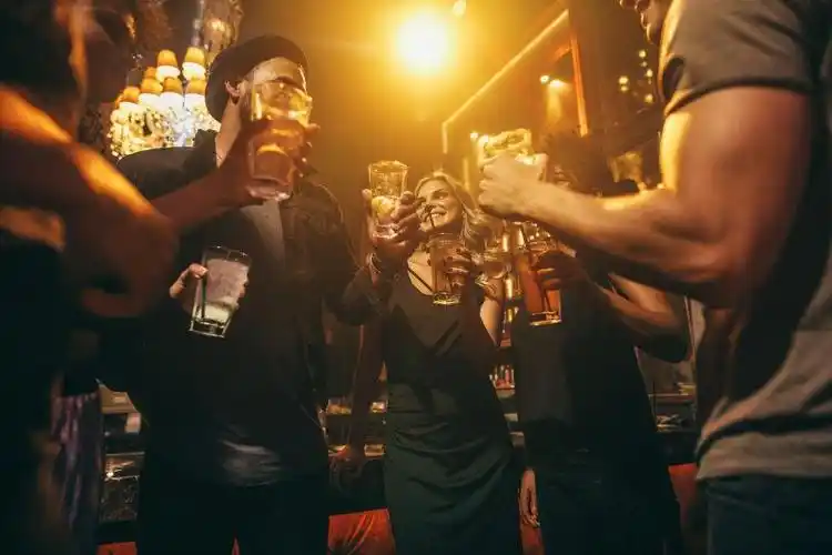 一群朋友在酒吧喝酒
