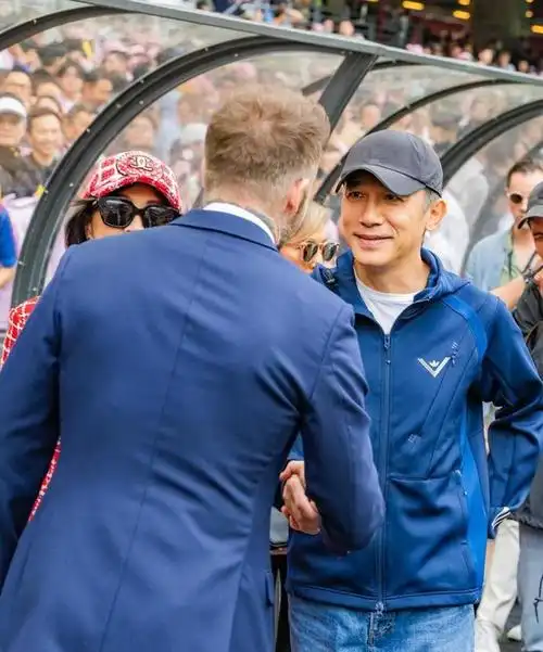 梁朝伟惊现重度社恐症状与男团合影畏畏缩缩紧握双手青筋暴起