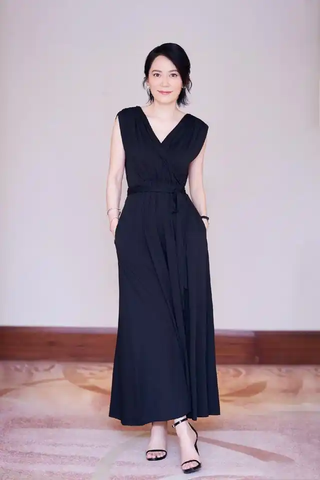 47岁俞飞鸿穿米色连衣裙气质又惊艳,网友:小肉手太可爱了!