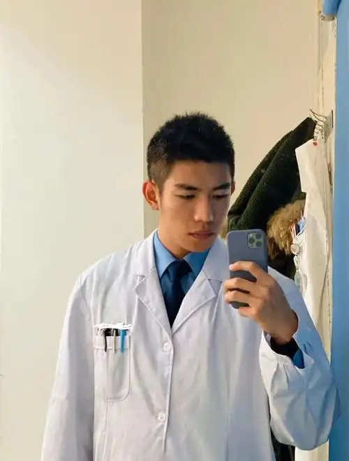 96年西安肌肉医生小帅哥他的腹肌真亮眼