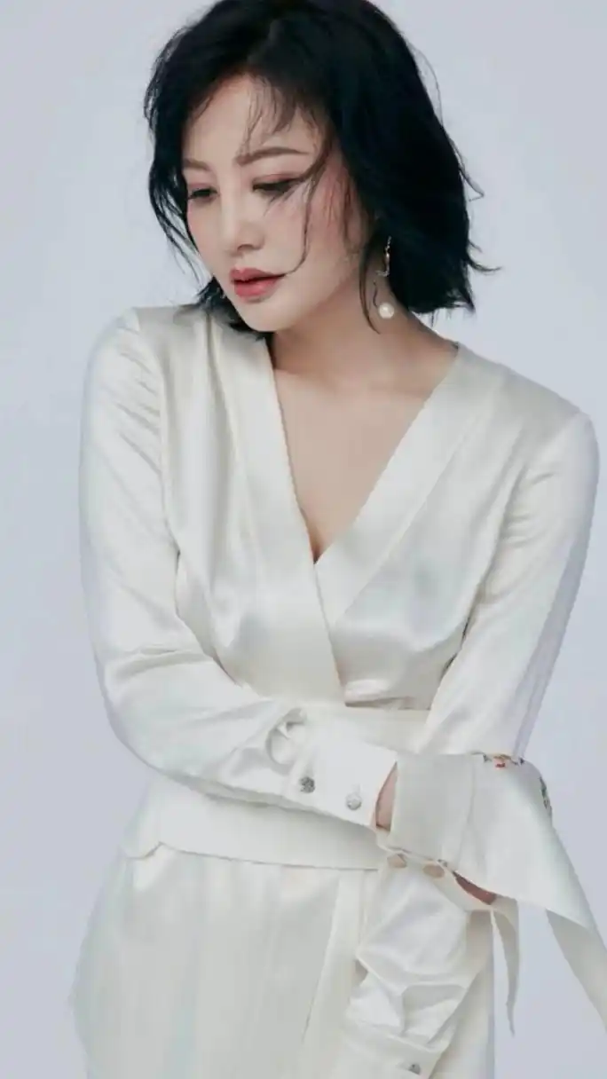 陶红(又称大陶红),1969年5月11日出生于重庆市忠县,中国内地女演员