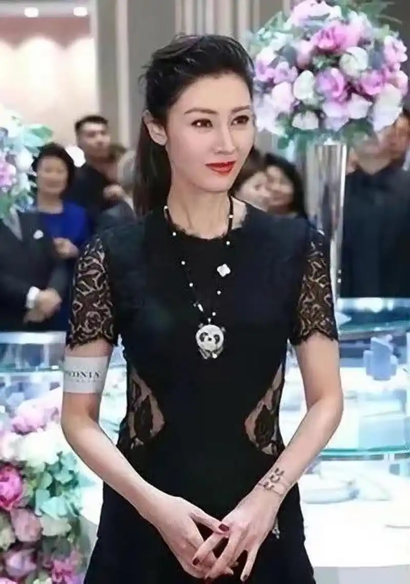 李嘉欣出席活动,53岁了依旧美若天仙,这才是香港小姐该有的样子