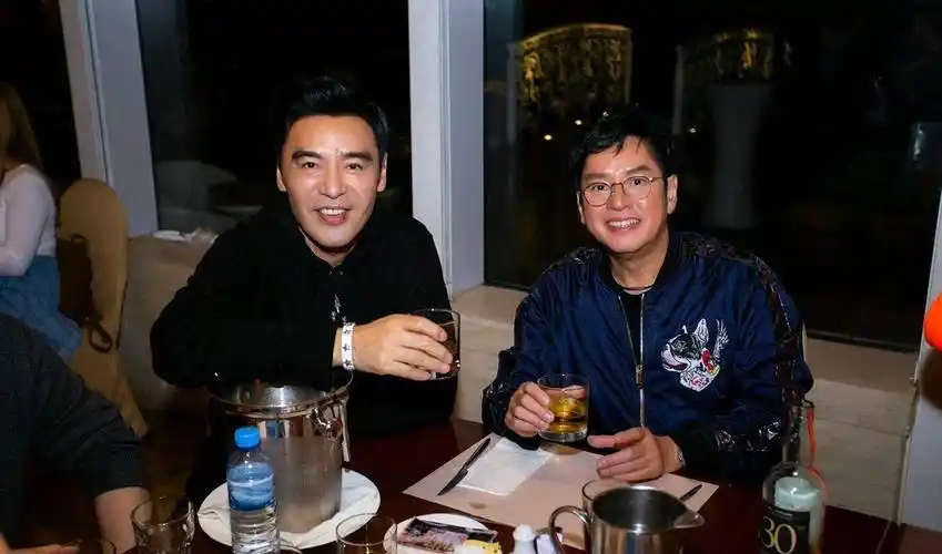 谭咏麟与钟镇涛一起聚餐,两大帅哥同框出镜,两人年龄总和141岁_工作