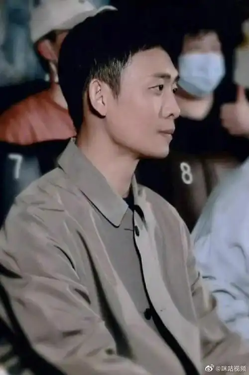 张译的正确打开方式,新闻镜头中的张译沉稳又帅气,好想看张译座谈会发