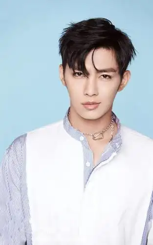 炎亚纶夏日百变潮流大片