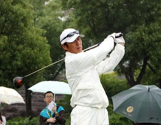 花甲陈道明运动巧减龄 称高尔夫有利全身调节