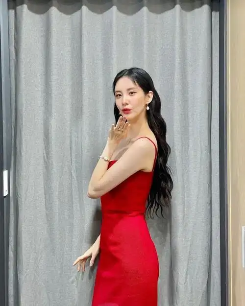 少女时代徐贤,诱人身材成熟魅力,低胸连衣裙,变身性感代名词_腾讯新闻